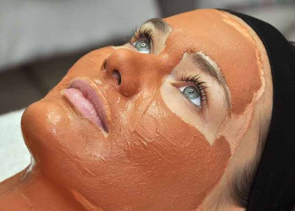 Ansigtsbehandling med dybderens og ansigtsmassage